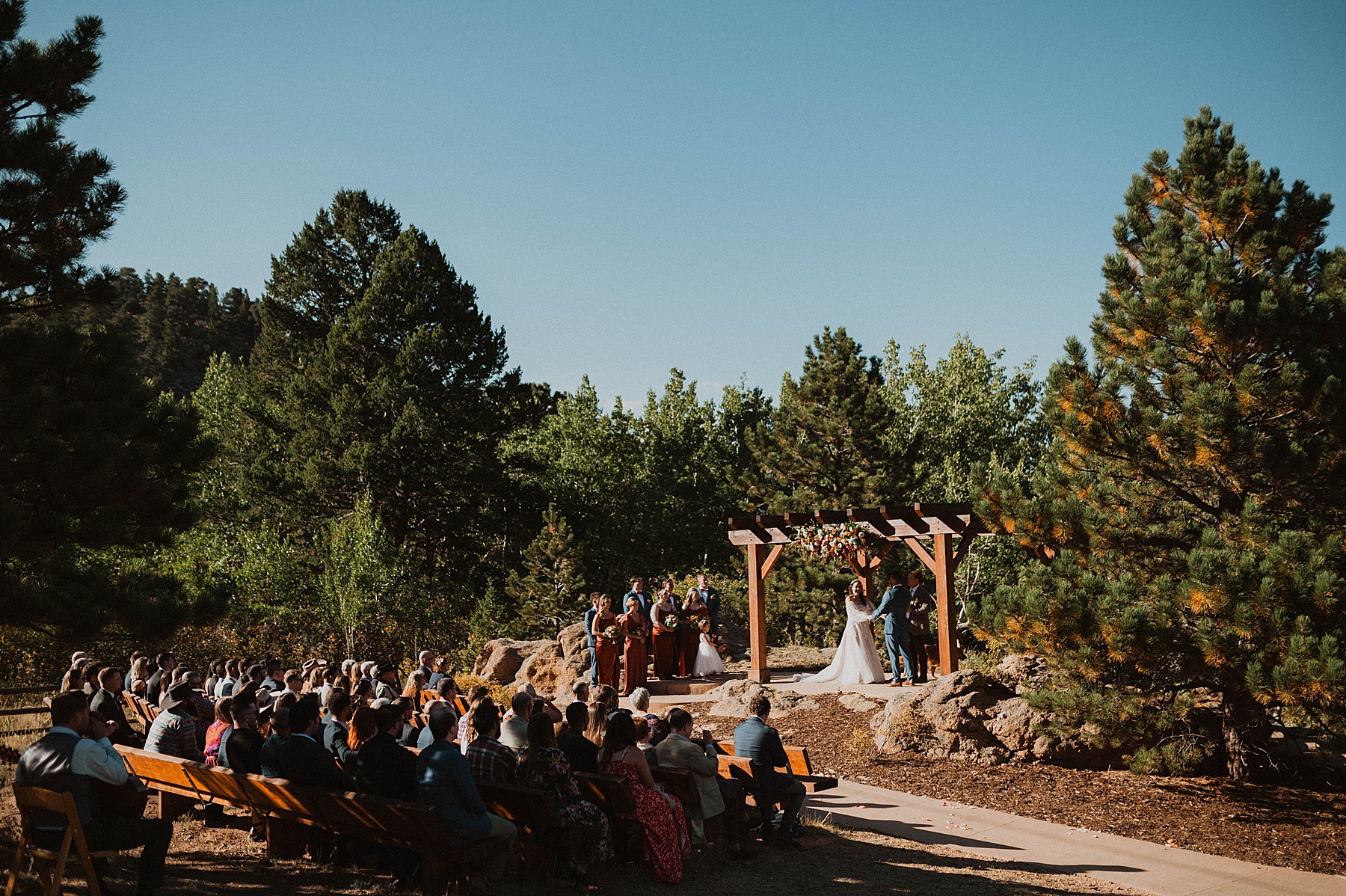 wedding at taharaa mountain lodge in estes park